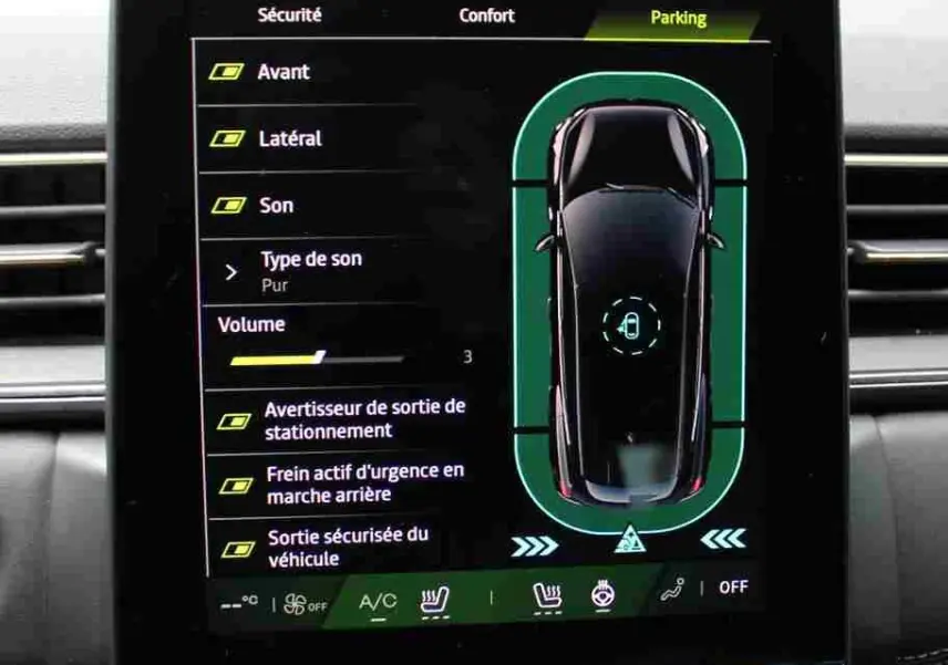 Écran central tactile du Renault Symbioz 2025 affichant les aides à la conduite et la vue 3D du véhicule noir en stationnement.