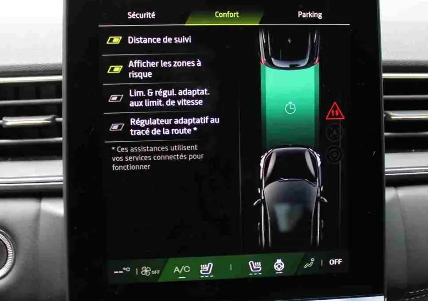 Écran tactile central du Renault Symbioz 2025 affichant les aides à la conduite avec interface moderne et commandes climatisation.
