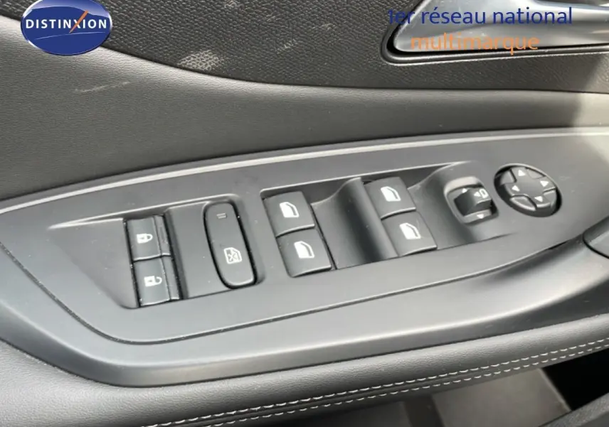 Gros plan sur les commandes de lève-vitres et rétroviseurs côté gauche intérieur d'une Peugeot 308 SW noir métal 2025.