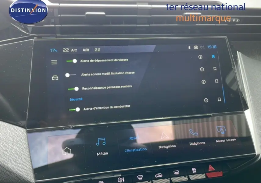 Écran tactile central du tableau de bord de la Peugeot 308 SW Hybrid 2025, affichant les réglages de sécurité et climatisation.