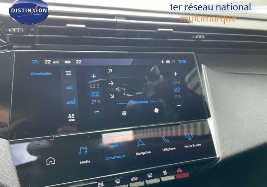 Vue rapprochée de l’écran tactile central de la Peugeot 308 SW Hybrid 2025, affichant les réglages de climatisation.