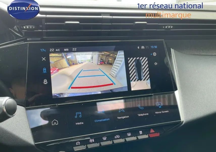 Vue rapprochée de l'écran tactile intérieur du Peugeot 308 SW noir métal, affichant la caméra de recul et les commandes multimédia.
