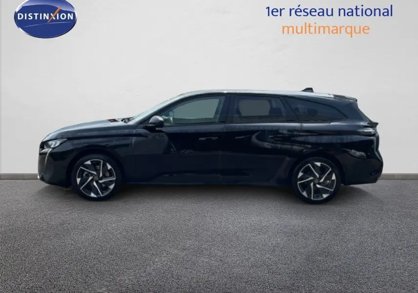 Profil latéral droit d'une Peugeot 308 SW hybride noire métallisée, avec jantes alliage et vitres teintées.