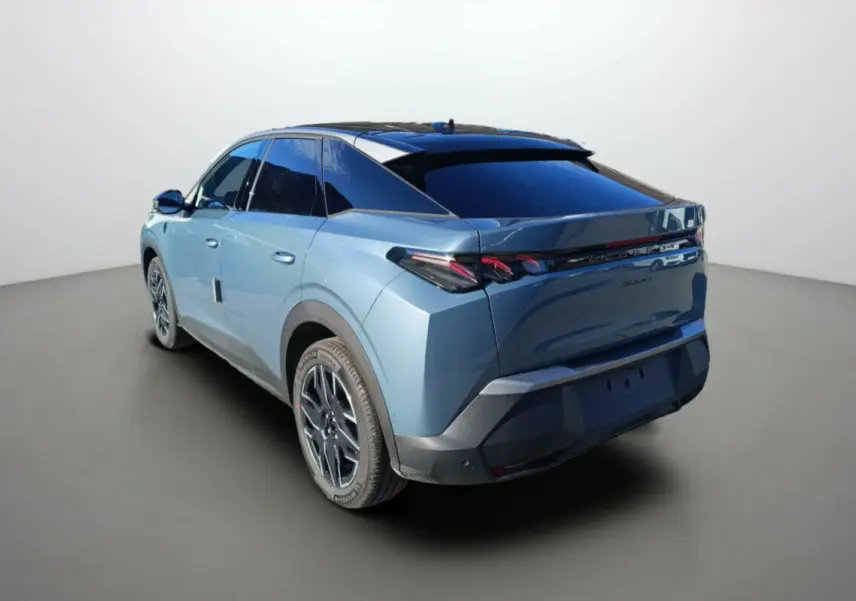 Peugeot 3008 hybride bleu Ingara vue 3/4 arrière droit avec toit noir et jantes alu 19 pouces.