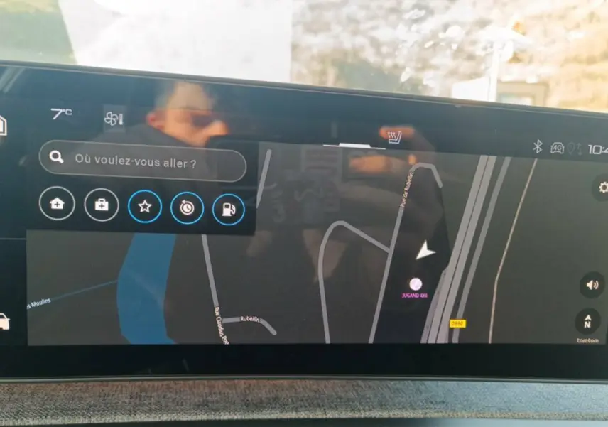 Écran tactile intérieur du Peugeot 3008 Hybrid 2025 montrant la navigation GPS avec interface moderne et commandes digitales.