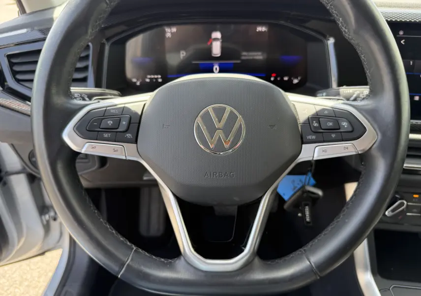 Vue rapprochée du volant en cuir noir avec commandes intégrées du Volkswagen Taigo 1.0 TSI 110CH DSG LIFE 2022.