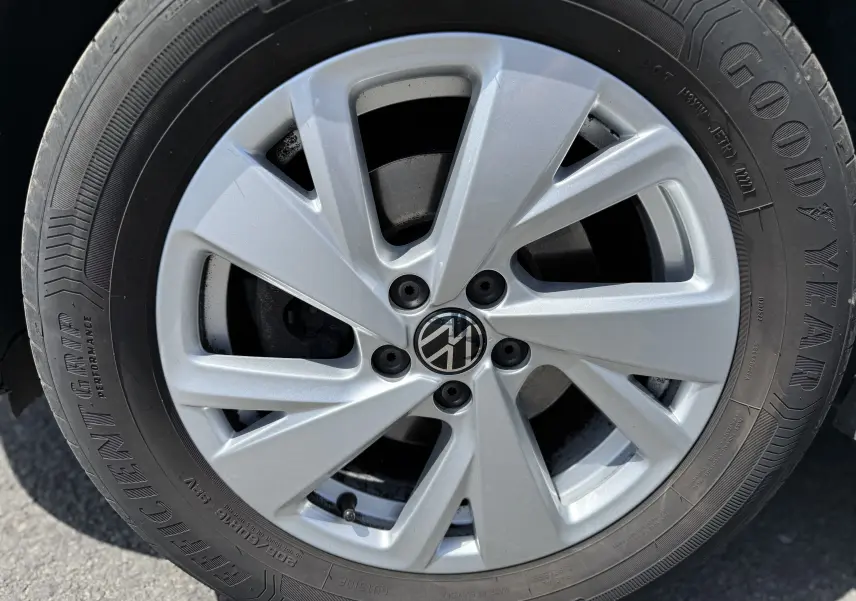 Gros plan sur la jante argentée en alliage du Volkswagen Taigo 2022 avec logo VW au centre et pneu Goodyear.