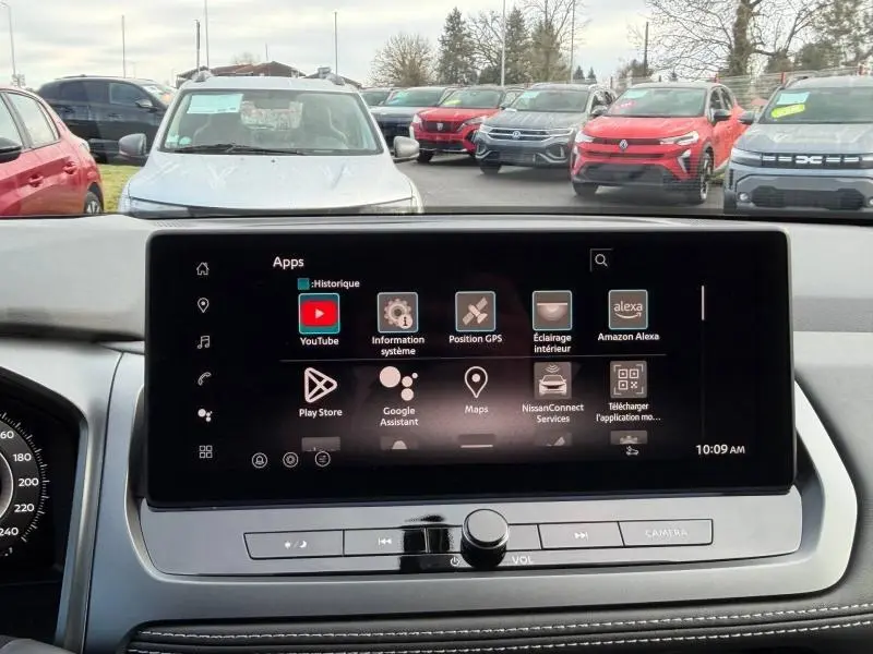 Vue intérieure du tableau de bord du Nissan Qashqai Hybrid e-POWER 2025 avec écran tactile central affichant des applications connectées.