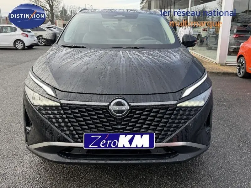 Vue frontale d'un Nissan Qashqai Hybrid e-POWER noir 2025, avec calandre texturée et phares LED fins allumés.