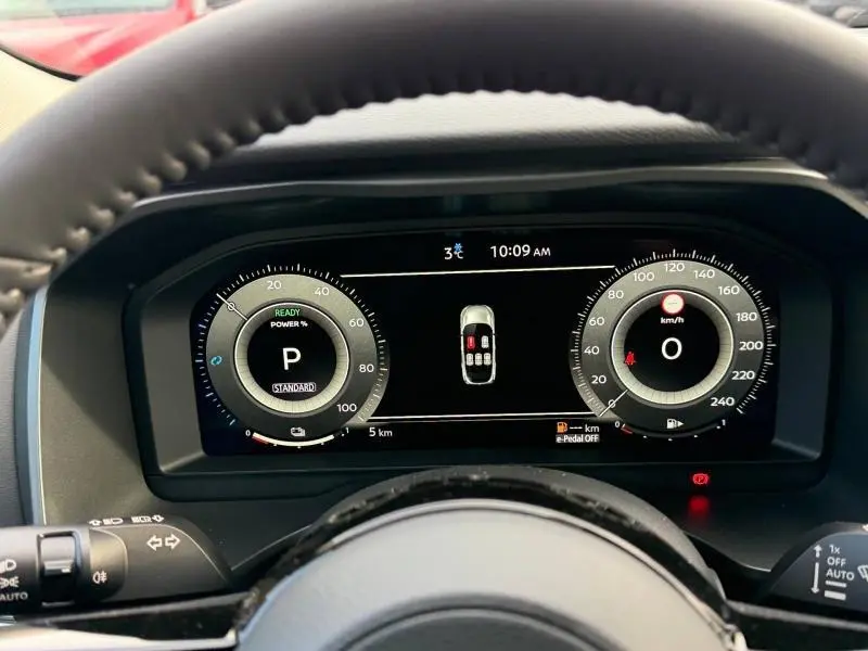 Vue rapprochée du tableau de bord numérique du Nissan Qashqai Hybrid e-POWER 2025, affichage clair et moderne.