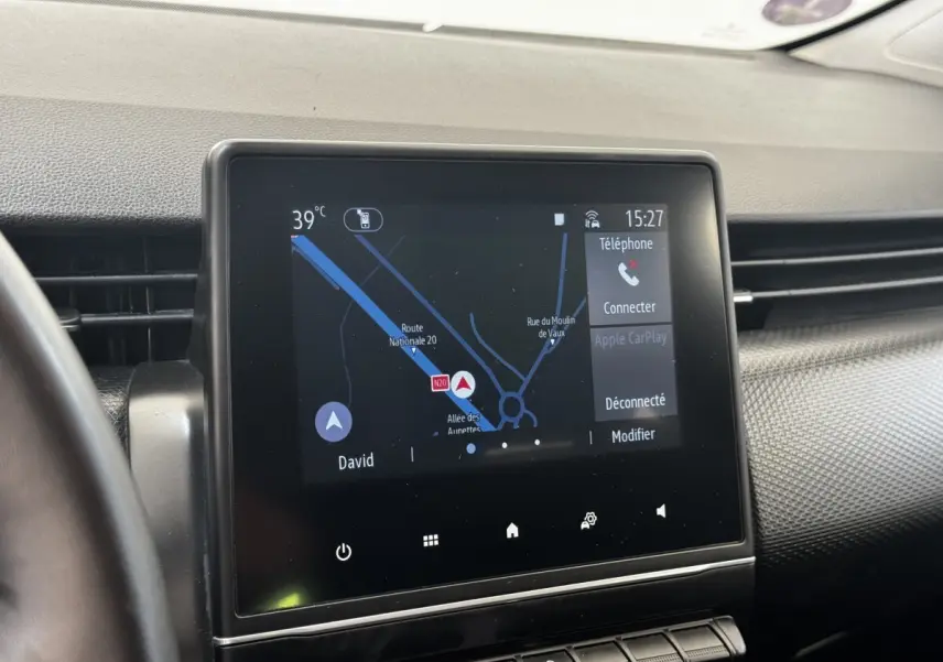 Écran tactile central affichant la navigation 3D dans l’habitacle de la Renault Clio Business E-TECH gris clair.
