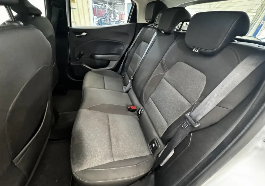 Vue intérieure côté droit des sièges arrière gris foncé et tissu de la Renault Clio Business E-TECH 140 hybride 2022.