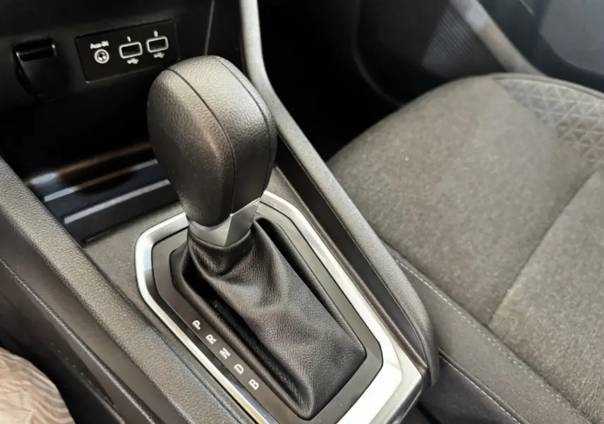 Le levier de vitesses automatique noir de la Renault Clio Business E-TECH 140 vu en gros plan côté siège passager.