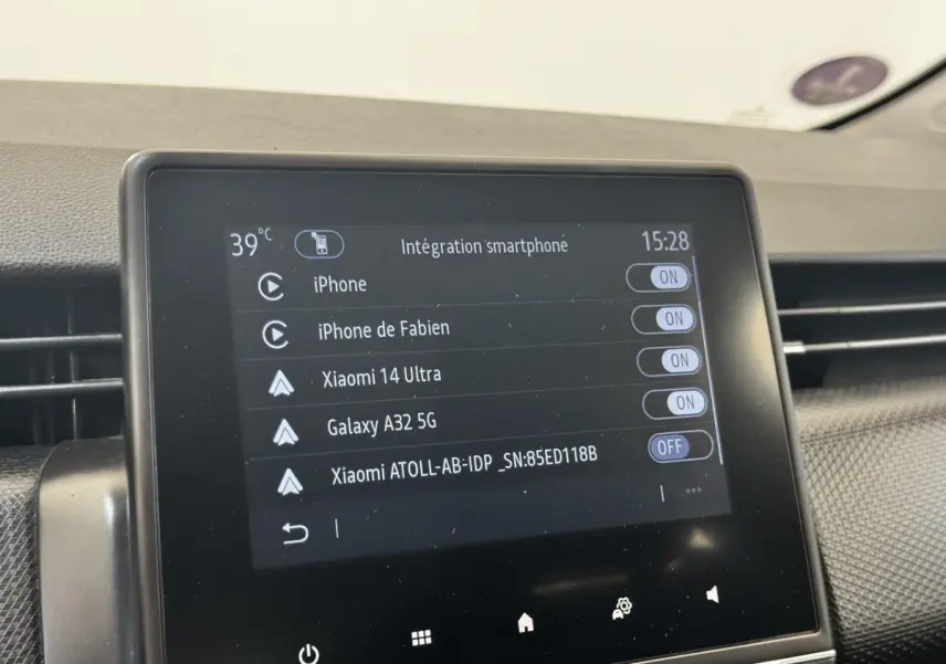Écran tactile central de la Renault Clio Business E-TECH 140 gris clair, affichant l'intégration smartphone.