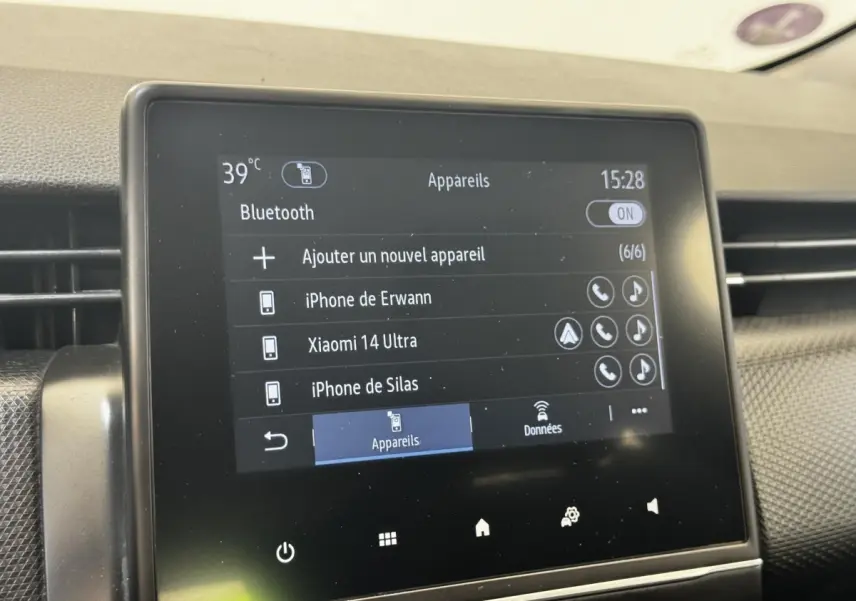 Écran tactile central de la Renault Clio Business E-TECH 140 gris clair, affichant menu Bluetooth et appareils connectés.