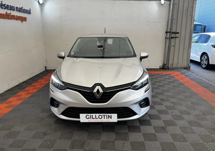 Renault Clio Business E-TECH 140 gris clair vue de face dans un showroom avec logo Renault bien visible.