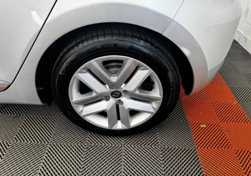 Gros plan sur la roue arrière droite gris clair de la Renault Clio Business E-TECH 140 avec jante alliage distinctive.
