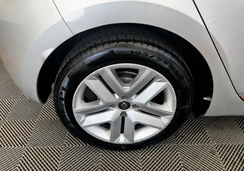 Gros plan sur la roue arrière droite gris clair de la Renault Clio Business E-TECH 140 avec jante alliage moderne.