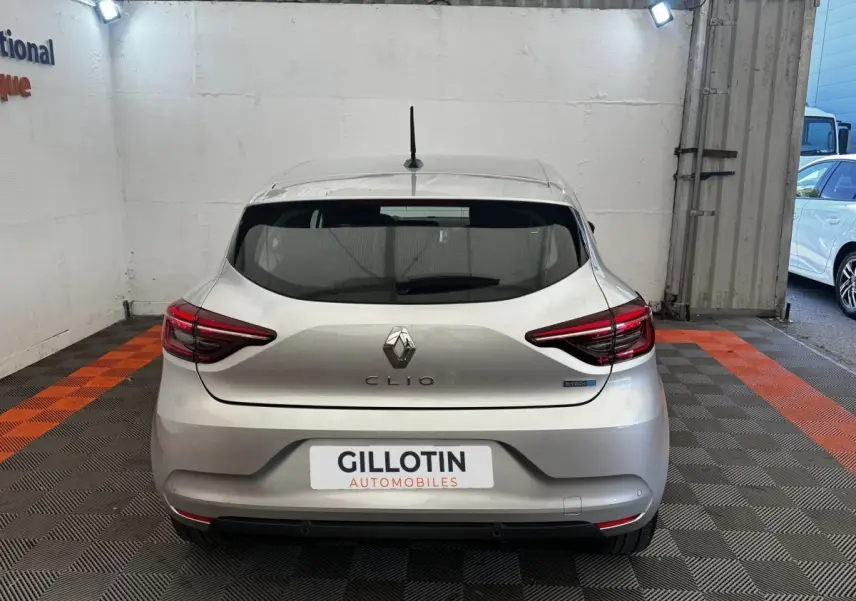 Vue arrière d'une Renault Clio Business E-TECH 140 gris clair, avec feux LED et logo central visible.