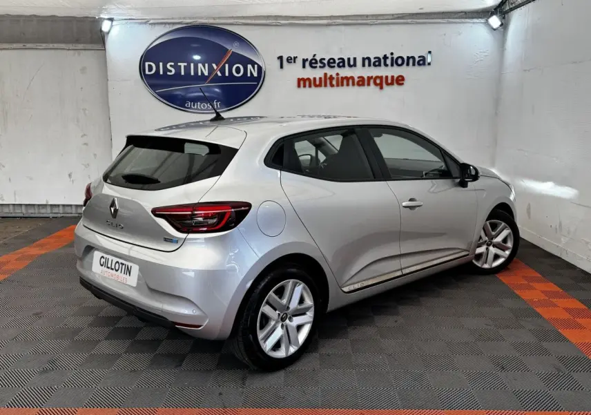 Vue 3/4 arrière droite d'une Renault Clio Business E-TECH 140 gris clair avec jantes alliage et feux LED.