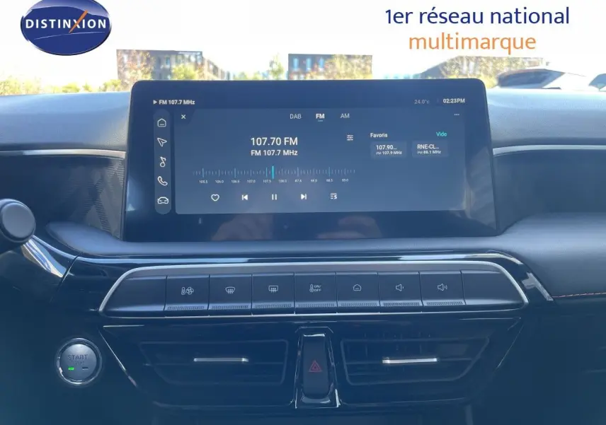 Vue intérieure du tableau de bord du MG3 1.5L Hybrid+ 2025 en tissu gris noir, avec écran tactile central affichant la radio FM.