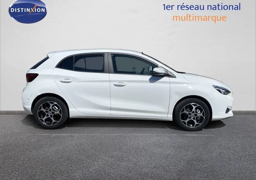 Vue latérale droite d'une MG3 1.5L HYBRID+ 195CH en blanc Dover, avec jantes alliage et vitres teintées.