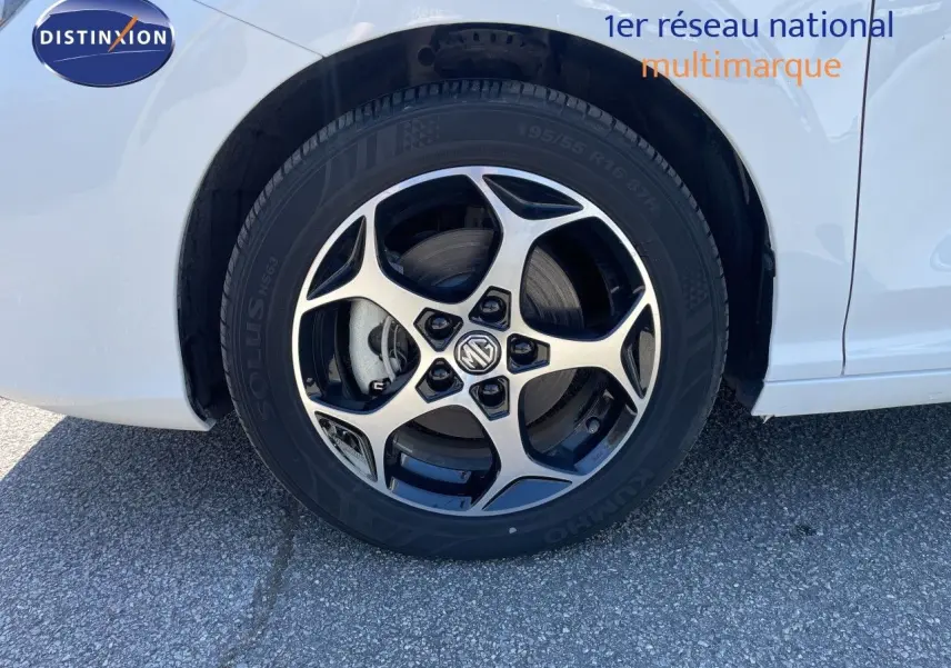 Gros plan sur la roue avant gauche de la MG3 1.5L Hybrid+ 2025 en blanc Dover avec jante alliage noire et argent.