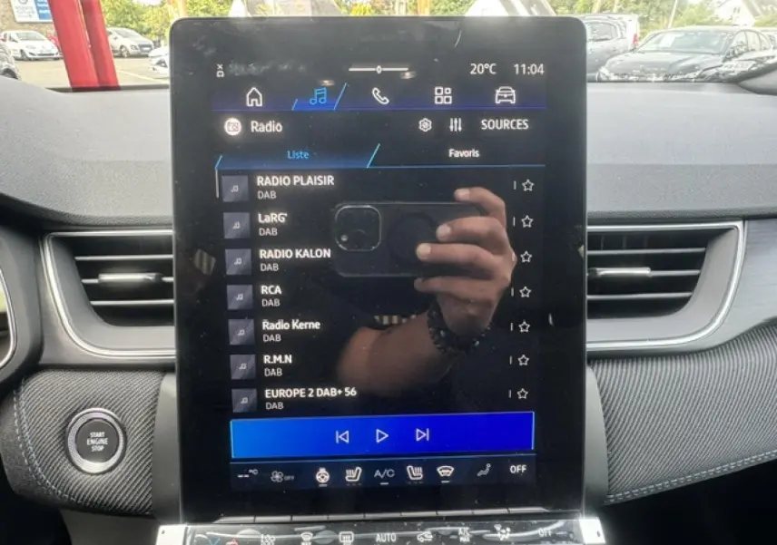 Écran tactile central affichant la radio DAB dans l’habitacle gris carbone du Renault Symbioz 2026.