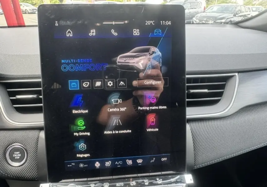 Vue rapprochée de l’écran tactile central du tableau de bord du Renault Symbioz 2026, affichant les options de conduite.