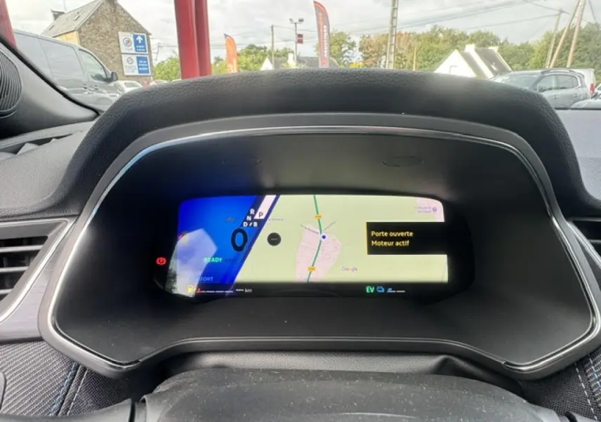 Tableau de bord numérique du Renault Symbioz 2026 affichant la navigation et alertes, vue frontale intérieure.