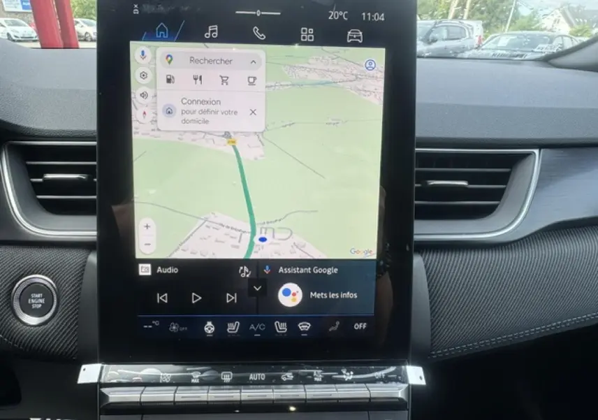 Vue rapprochée de la console centrale du Renault Symbioz 2026, écran tactile GPS et boutons de commande noirs.