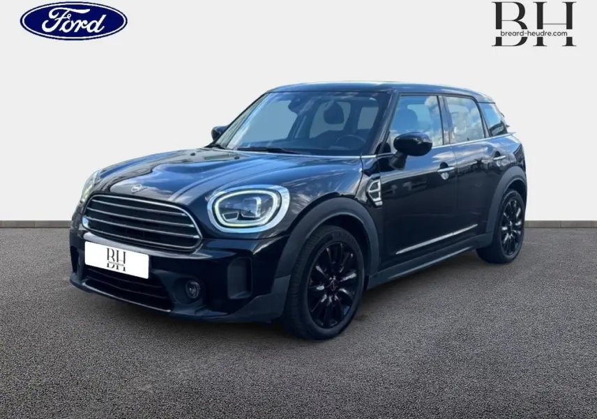 MINI Countryman Cooper D noir Midnight Black en 3/4 avant droit avec jantes alu noires et bandes grises sur capot.