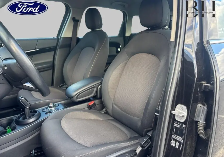 Intérieur côté conducteur du MINI Countryman Cooper D 2020 en Midnight Black, sièges tissu gris et console centrale visible.