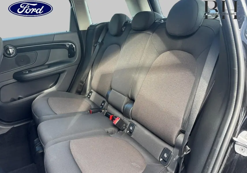 Vue intérieure côté droit des sièges arrière gris foncé du MINI Countryman Cooper D 2020 avec ceintures et appuie-têtes.