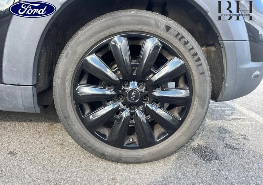 Gros plan sur la jante alu noire design Pin Spoke 18 pouces du MINI Countryman Midnight Black côté droit.