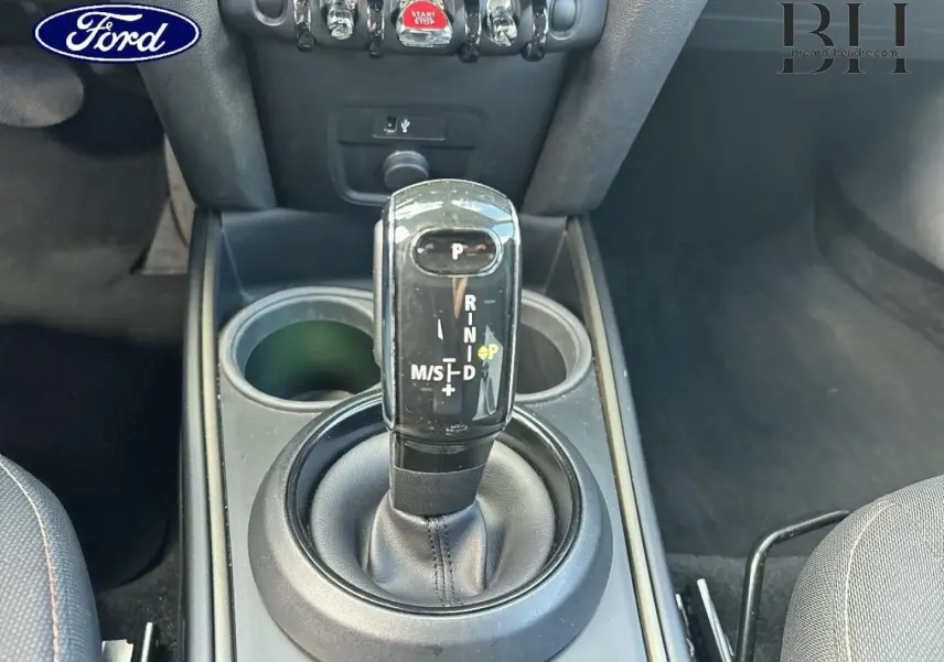 Le levier de vitesses automatique noir du MINI Countryman Cooper D 2020, vu en gros plan depuis l'intérieur central.