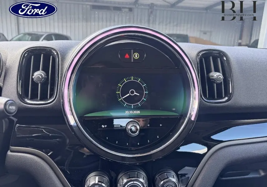 Tableau de bord MINI Countryman Cooper D 2020, vue frontale centrée sur l’écran circulaire et commandes noires brillantes.