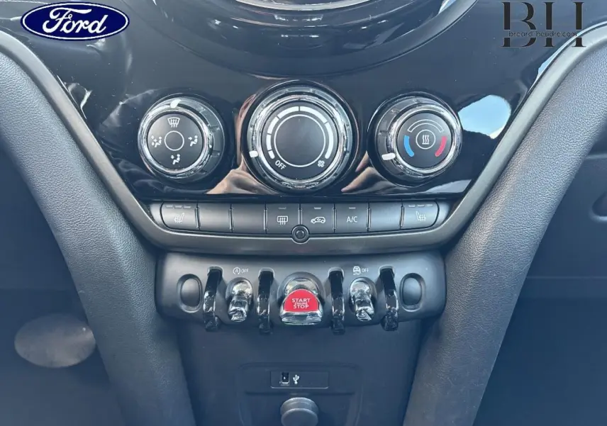 Gros plan sur la console centrale du MINI Countryman Cooper D 2020, avec boutons ronds et interrupteur Start/Stop rouge.