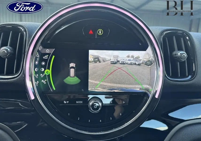 Écran tactile rond affichant la caméra de recul et capteurs de stationnement d'une MINI Countryman noir Midnight.