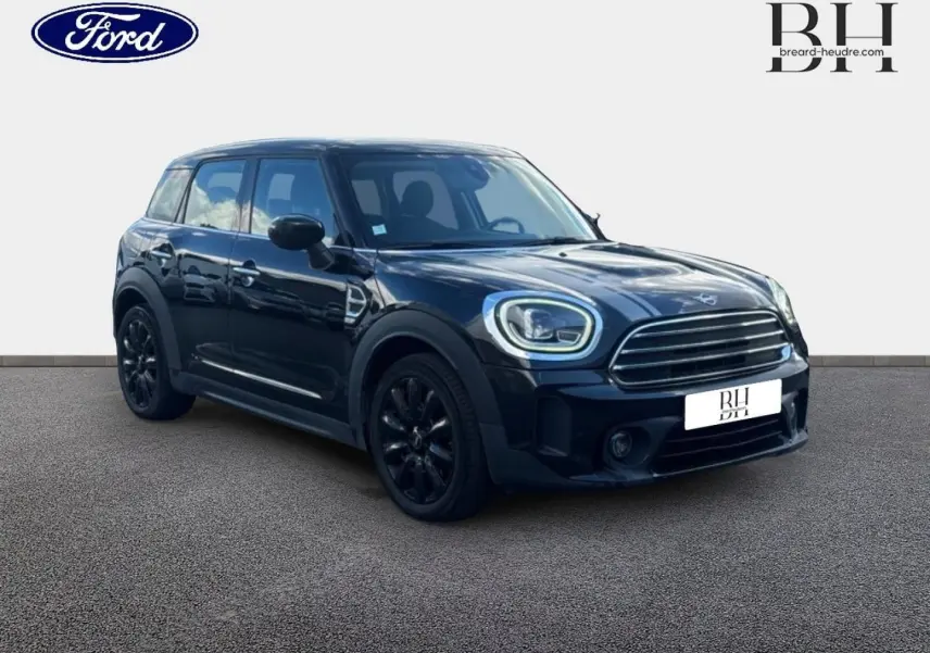 MINI Countryman Cooper D noir Midnight Black, vue 3/4 avant droit, avec jantes alliage noires et bandes grises sur capot.