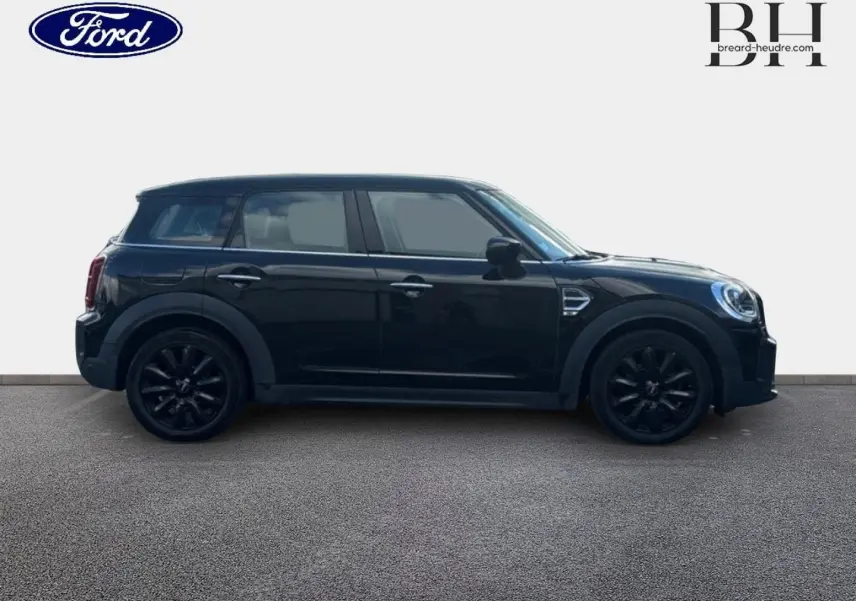 Profil côté gauche d'un MINI Countryman Cooper D 2020 noir Midnight Black avec jantes alu noires design Pin Spoke.