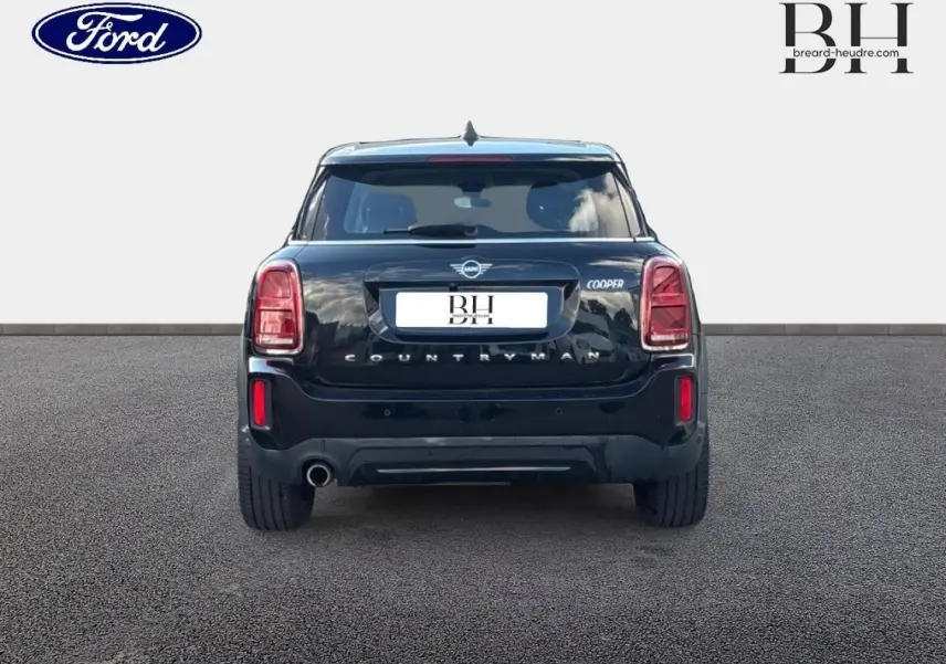 Vue arrière d'une MINI Countryman Cooper D 2020 noire Midnight Black avec sortie d'échappement chromée et feux LED.