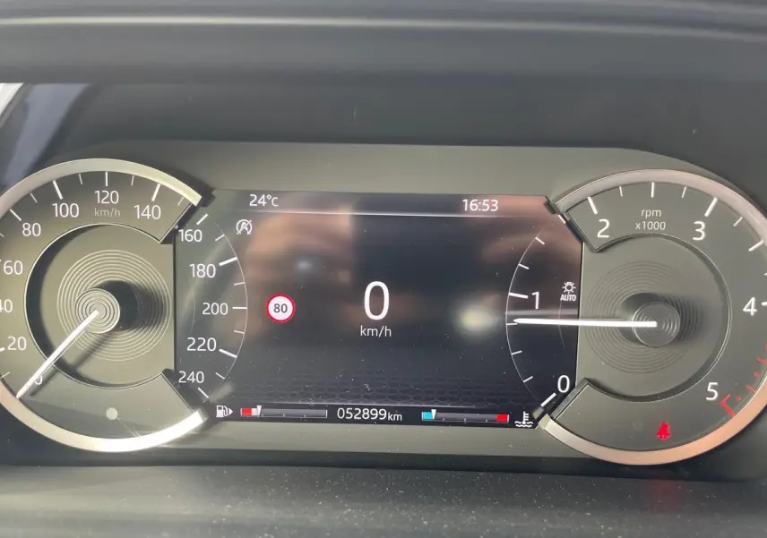 Tableau de bord numérique du Range Rover Evoque blanc 2020, affichant vitesse à 0 km/h et compte-tours à 1000 rpm.