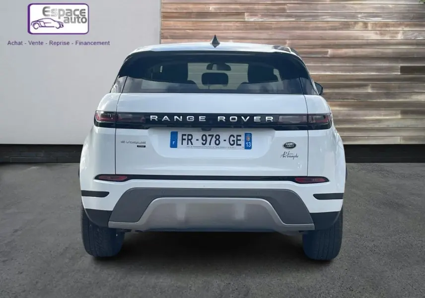 Vue arrière d'un Range Rover Evoque blanc 2020 avec plaques françaises, soulignant son design épuré et moderne.