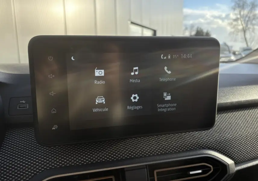 Écran tactile multimédia 8 pouces du tableau de bord de la Dacia Sandero Stepway 2024 en intérieur.