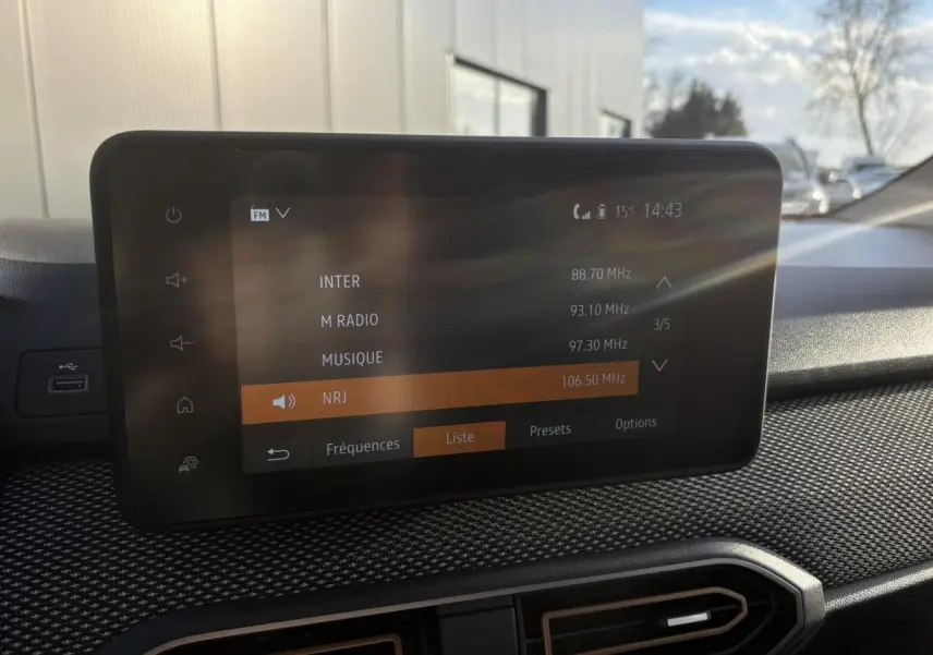 Écran tactile multimédia 8 pouces du tableau de bord de la Dacia Sandero Stepway 2024, intérieur noir.