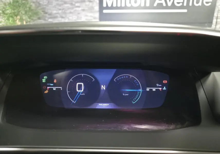 Affichage numérique du tableau de bord de la Peugeot 208 hybride, vue frontale du combiné d'instruments.