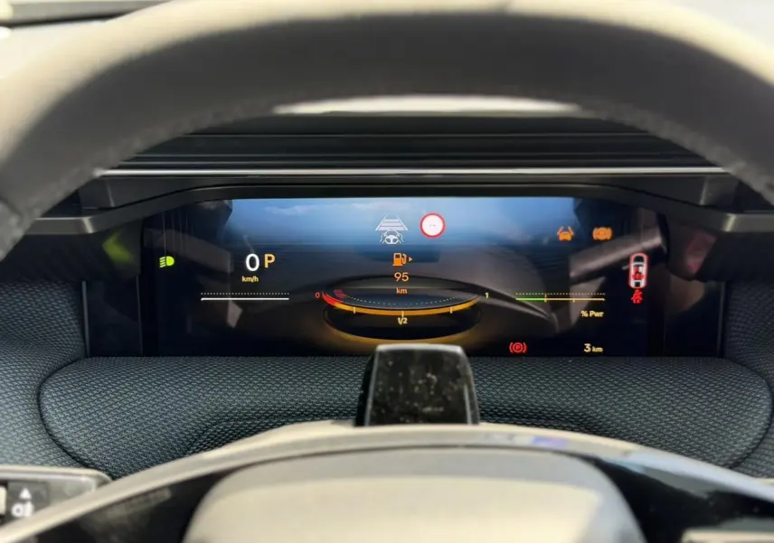 Vue rapprochée du tableau de bord numérique du Citroën C5 Aircross gris, affichant les informations de conduite et autonomie.