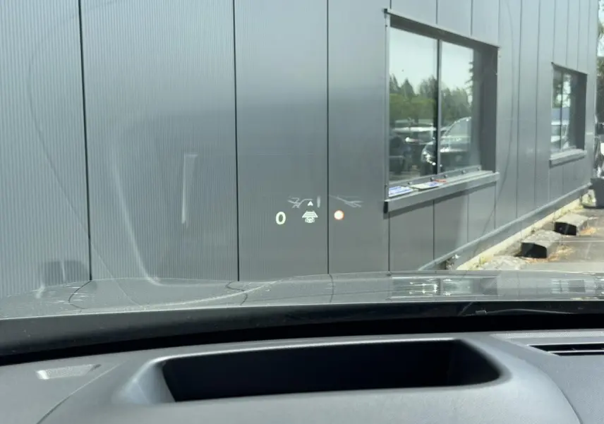 Vue intérieure du tableau de bord du Citroën C5 Aircross gris, affichage tête haute projeté sur le pare-brise.