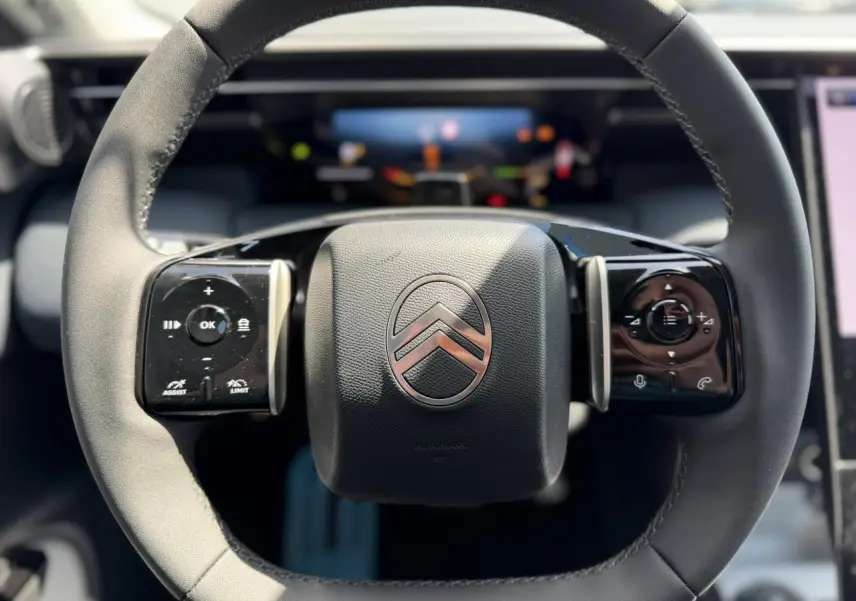 Vue rapprochée du volant multifonctions noir brillant du Citroën C5 Aircross 2026 avec commandes intégrées.